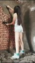 农村出生的女孩勤劳美丽，刷墙技术过硬