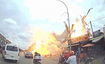 不是特效！柬埔寨路边加油站发生爆炸 屋顶炸飞火光窜天