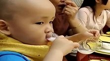 就算喝饮料，也一定要有仪式感，宝宝太可爱了