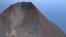 近距离拍摄火山爆发的场面，浓烟越来越大，最后会喷射岩浆。