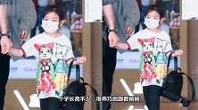 戚薇夫妇好开明，5岁女儿染粉发俏皮可爱，穿黑裤长腿抢镜颜值高