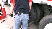 修理工拆装轮胎，工具十分专业，技术更是强硬！