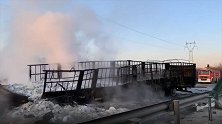 两货车高速追尾爆炸起火致1死5伤 周边房屋受波及损害严重