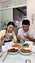一天饭来张口，衣来伸手的，家务活不帮忙干，吃饭倒可积极了！