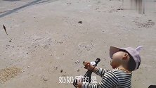 2岁宝宝海边游玩，看我们抓了多少螃蟹