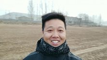 阿超在地里抢收铁棍山药，大马力挖掘机就是牛，叔叔笑的真开心