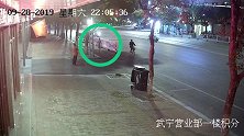 小哥夜跑做这件事被监控拍下 寻人启事发布后县委书记点赞