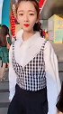 颇具校园风的穿搭，格子套装搭配百褶裙，这个小姐姐一笑好美