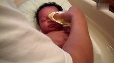 金牌月嫂PK美国保姆给新生儿洗澡，你觉得哪个更好