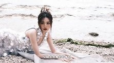 徐璐近照惊艳，穿低领吊带好妖娆，侧躺在海边石块上暴露傲人身材