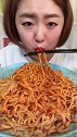 小姐姐你可真能吃辣，明知道火鸡面老辣了，还大口秃噜真服了