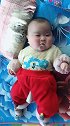小宝宝衣服穿太多了，以前还会翻身，现在怎么都翻不过来，好萌啊