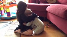 小宝宝和姐姐感情超好，看见姐姐赶紧抱住，这就是生二胎的意义