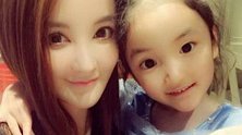 她连登3年春晚，嫁入豪门却遭家暴，如今与女儿相依为命
