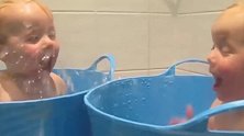 虎头虎脑的两个宝宝，快乐的拨弄着水花，真是可爱呀！