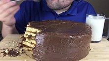胡子小哥吃一整个自制浓郁榛子巧克力蛋糕，看起来超级甜腻啊