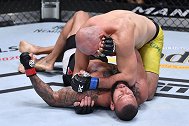 宝刀不老！41岁谢叔裸绞降服桑托斯 UFC五连胜剑指冠军战