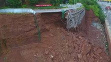 航拍四川巴中山体滑坡：路基被掏只剩路面悬空