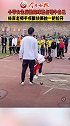 小学女生后抛铅球差点砸中自己，体育老师手疾眼快将她一把拉开体育