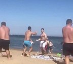 英国游客在巴塞罗那海滩斗殴 场面混乱难以控制