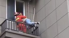 千钧一发！女孩因感情问题欲跳楼 消防员一个飞扑救下