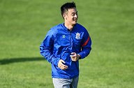 申花抵达大连进行拉练：彭欣力场边简单恢复 钱杰给因伤缺席