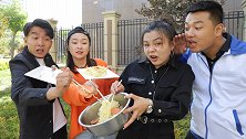 面馆生意惨淡，阿宝给老板出主意，生意竟然火爆起来