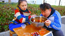 学生买爆辣火锅汤 能闻出生产日期，喝光了老板所有的火锅汤