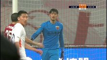 饶伟辉灵巧扣球过掉两人 低平球传中发生折射险些破网