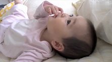 小宝宝醒来后自言自语，天使般的声音，让人听得心欢喜