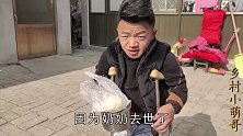 婆媳俩过年蒸肉包子，包子刚出锅小伙就先给爷爷吃，这孙子真孝顺