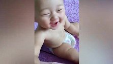 妈妈打个喷嚏，谁知宝宝笑的前仰后合，这白胖小模样太招人稀罕了