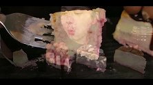 小姐姐吃超级美味的覆盆子芝士蛋糕，看着就想吃啊