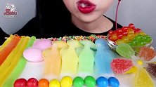 色彩斑斓的漂亮甜品，小姐姐的吃法真过瘾，看着让人眼馋