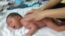 月子里的宝宝太会享受了，宝妈每天坚持这样抚触，宝宝好舒服