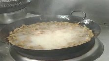 今天熬猪油被老板看见了，硬是叫我加水，难道是要我给猪油降火吗