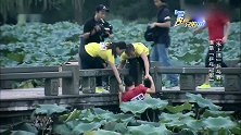 王宝强不慎跌落水中，邓超不顾比赛把他捞起来，李晨得了第一却暴露了人品！