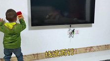 为保护电视机，妈妈用硬纸板自制电视柜，却被孩子一句话打回原形