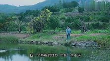 小伙在山中逍遥自在，饿了就烤两只鸡，吃的真是馋人！