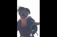 妹子表演空中跳伞，不摔死也会被人打死