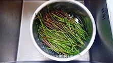张峥峥一大早和同事出去摘了野芹菜 看看她怎么烧