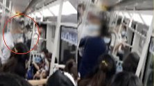 广东广州：地铁内没人让座，老人直接坐到女乘客腿上