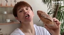 【北非蛋shakshuka】搭配法棍切片的完美早餐之选