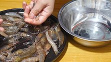 基围虾里加入两个鸡蛋，不红烧，不白灼，家人吃了后直夸好