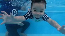 1岁半的小宝宝学游泳，一进到水里，立马变成了一条欢快的小人鱼