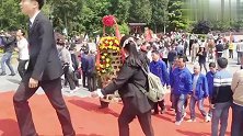 青海一行8位来宾，不远千里迢迢献花拜谒毛主席，举止令人感动