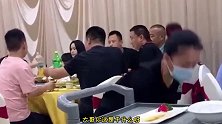 爆笑：你这小女孩还挺会玩了吗，这跳的也太欢了吧