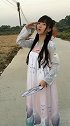 网红小姐姐献唱《离人愁》，这一身打扮，古风韵味十足！