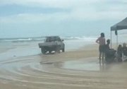 澳大利亚：一男子开车在海滩上高速转圈玩漂移被批