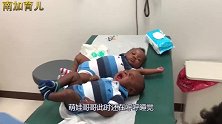 双胞胎兄弟并排躺好，等着被打针，弟弟伤心大哭，哥哥呼呼大睡